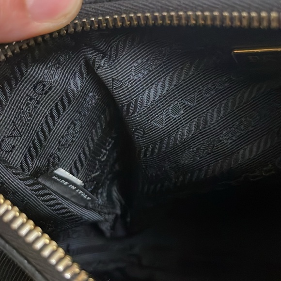 PRADA RE-EDITION 2005 HANDBAG IN BLACK LEATHER SAFFIANO - Picture 9 of 9